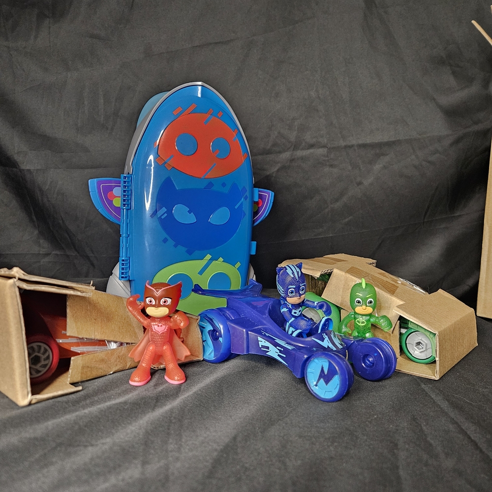PJ MASK AND ROCKET SHIP